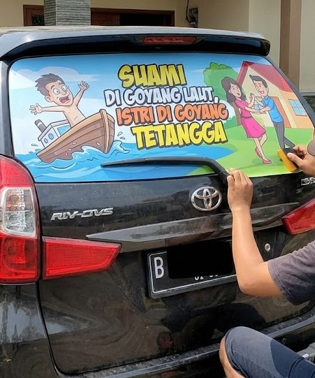 pasang sticker nyeleneh di singaraja bali